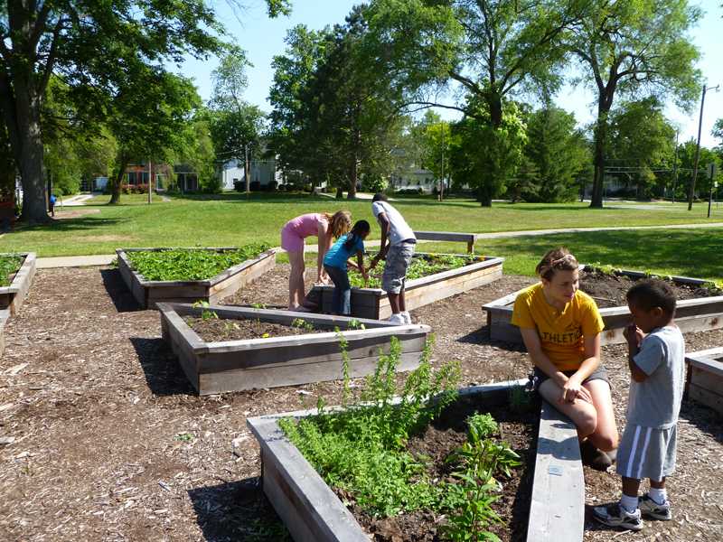 Oberlin+Community+Service+volunteers+teach+the+greater+Oberlin+community+about+gardening+and+the+growth+of+sustainable+food.+OCS+will+launch+the+new+Plant+a+Row%0Aprogram+this+spring.