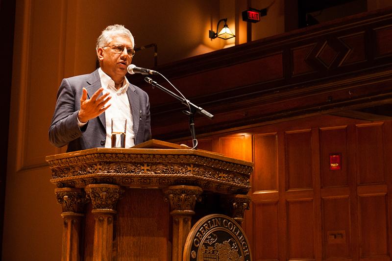 Pulitzer Prize-winning poet Vijay Seshadri, OC ’74, returned to Oberlin this past Tuesday to present the year’s final con- vocation. His talk featured selections from his most recent poetry collection, 3 Sections, and older material.