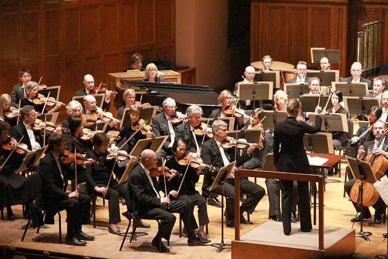 Conductor Susanna Mälkki leads the Cleveland Orchestra in a performance at Finney Chapel last Friday. The Orchestra offered renderings of Sibelius’ The Oceanides, a suite from Stravinsky’s Pétrouchka and Bartok’s Piano Concerto No. 3.