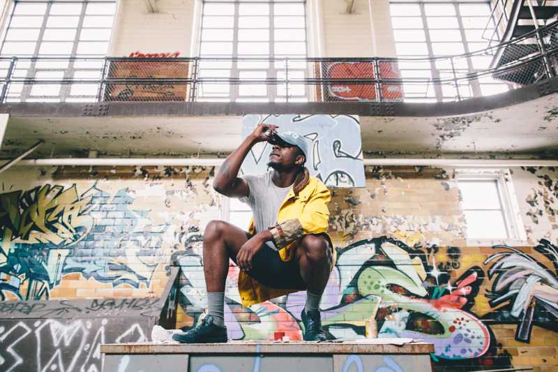 Mick Jenkins poses before a wall covered in street art. The Chicago rapper, who garnered praise for his 2014 mixtape The Water[s] and his 2015 EP Wave[s], will perform with Oberlin electronic musicians Xuan Rong and Aten Rays
at the ’Sco tonight.