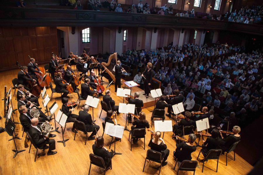 Jane+Glover+conducts+the+Cleveland+Orchestra+in+Finney+Chapel+Sunday.+The+concerts+program+featured+renowned+compositions+by+Haydn+and+Mozart.
