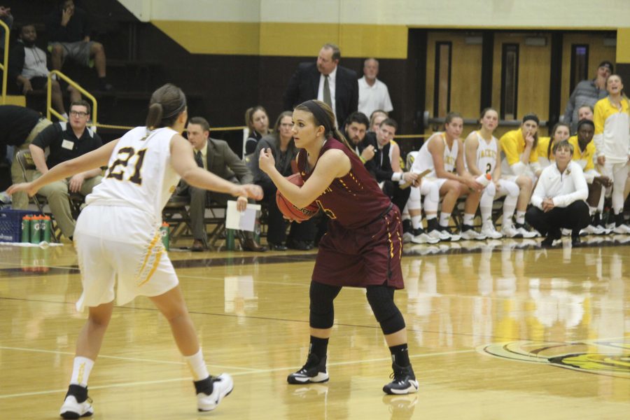First-year point guard Sarah Thompson looks to make a play in Oberlin’s season opener on Tuesday. The rookie-laden Yeowomen fell to Baldwin Wallace University 70–41, but will be back in action against the Hiram College Terriers in Hiram, Ohio, tomorrow.