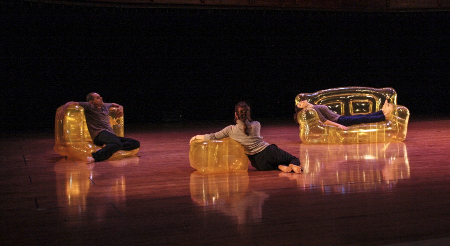 Lionel Popkin, OC ’92, and Carolyn Hall, OC ’91, with Samantha Mohr, perform Popkin’s Inflatable Trio, a collaborative dance
set to music by Associate Professor of Computer Music and Digital Arts Tom Lopez, OC ’89.