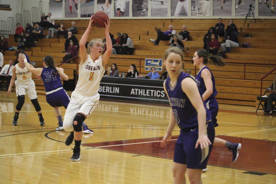 Junior Abby Andrews catches a pass in Oberlin’s 52–41 victory over Kenyon College Feb. 8. In the Yeowomen’s 60–43 win against Hiram College in the NCAC quarterfinal Tuesday, Andrews matched a career-high 23 points.