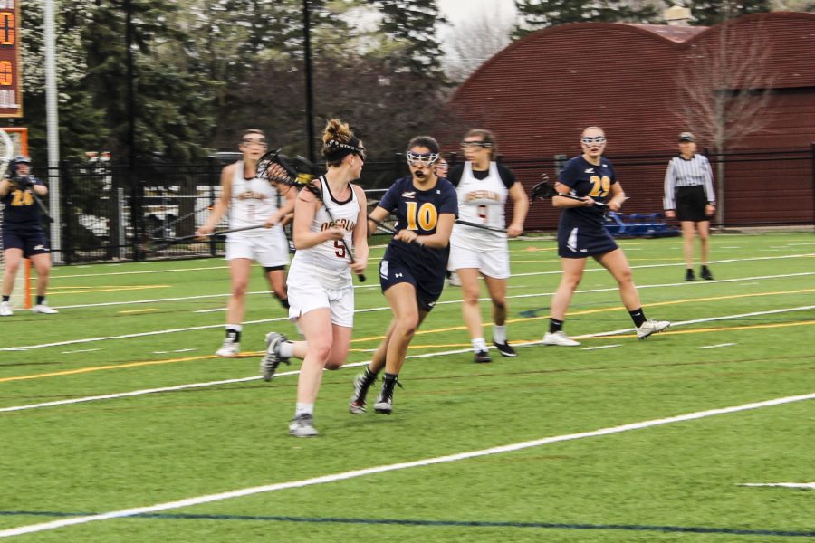 Sophomore Hayley Drapkin looks to make a pass in Oberlin’s 14–3 win against Allegheny College Tuesday. The Yeowomen are currently 9–1 overall and 3–1 in conference play.