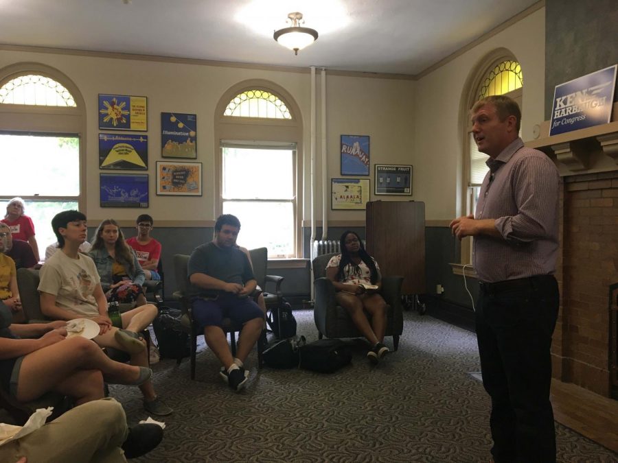 Democratic+congressional+candidate+Ken+Harbaugh+spoke+with+students+at+a+gathering+in+Wilder+Hall%2C+room+112+last+Friday%2C+Sept.+7.+Harbaugh+%E2%80%94+a+Navy+veteran+and+a+graduate+of+Duke+and+Yale+Universities+%E2%80%94+is+running+to+unseat+Republican+Bob+Gibbs+in+Ohio%E2%80%99s+seventh+congressional+district.+While+Oberlin+is+in+the+fourth+district%2C+currently+represented+by+Republican+Jim+Jordan%2C+several+Oberlin+students+have+begun+internships+with+the+Harbaugh+campaign+that+they+will+carry+out+through+Election+Day+on+Nov.+6.+Harbaugh+is+among+many+Democrats%2C+both+in+Ohio+and+nationwide%2C+who+are+running+competitive+races+in+traditionally+Republican+districts+%E2%80%94+including+Democrat+Janet+Garrett%2C+an+Oberlin+resident+who+is+challenging+Jim+Jordan%E2%80%99s+seat.