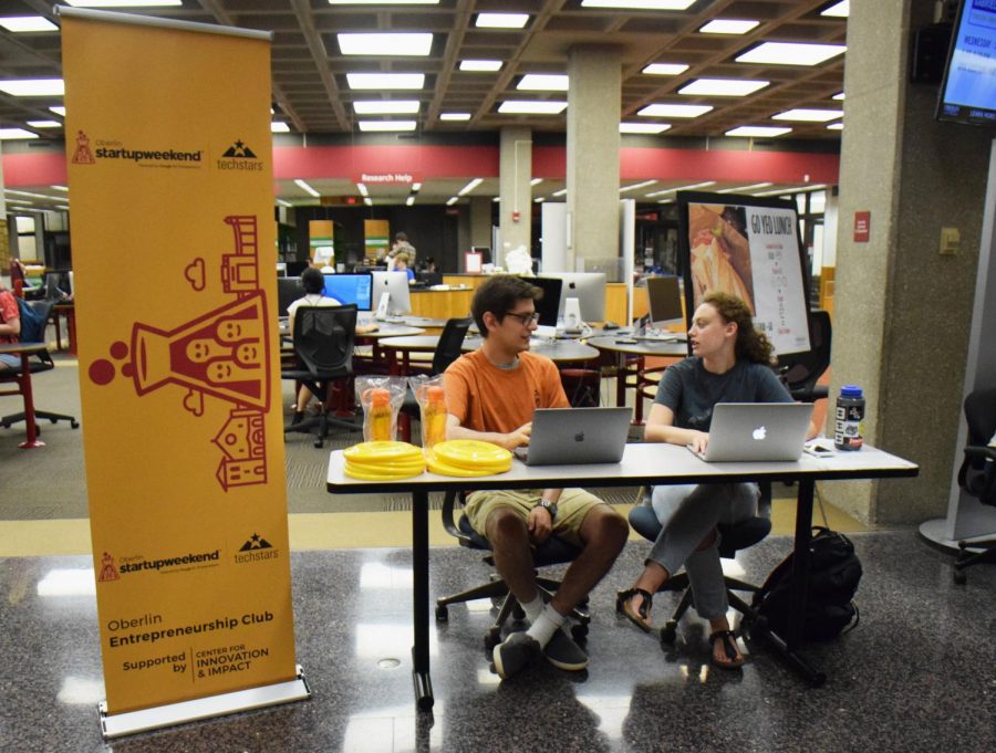 College sophomore Eduardo Sienra Lempeke (left) and College senior Jessica Moskowitz table for Oberlin’s Entrepreneurship Club
and Center for Innovation and Impact’s first Startup Weekend, a 54-hour competition beginning Friday.