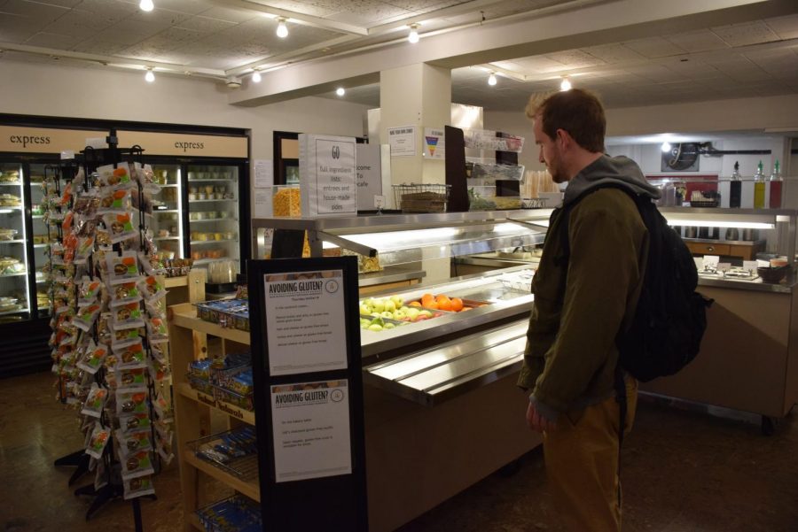 College senior Noah Binford checks out DeCafé’s lunchtime offerings.
