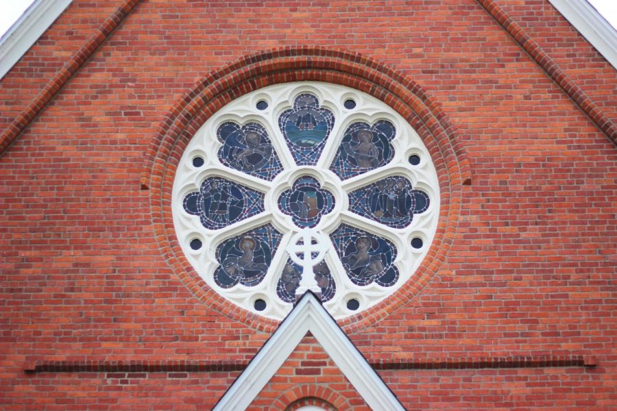 Oberlin’s Christ Episcopal Church has replaced its old rose window after providing 65 years of light. The old window, which was designed and created by Oberlin alumna Margaret Kennedy in 1955, had deteriorated beyond the point of possible restoration, and the church opted for a complete replacement.
Kennedy created the old window in the basement of the church, where she set up her studio during her time at Oberlin. Kennedy created all the windows except for the courage window, which was made by New York artist Kenyon Cox. Her windows were installed in 1961.
The new rose window was created by Peter Billington of the Whitney Stained Glass Studio, based in Cleveland. The window was dedicated on April 28 and depicts the resurrection of Jesus Christ. The new window’s design greatly differs from the old window; however, there are hints of Kennedy’s original design incorporated into the new window.
“We based it on traditional medieval glaziers,” Billington said.
Reverend Brian Wilbert explained that the new window was made possible by a gift given by Jane Baker Nord, an active member of the congregation, and her children.
“We have a long history of community outreach,” Wilbert said. “Mrs. Nord and her children gifted the funds in honor of Eric Nord and the Nord family legacy at Christ Church.”