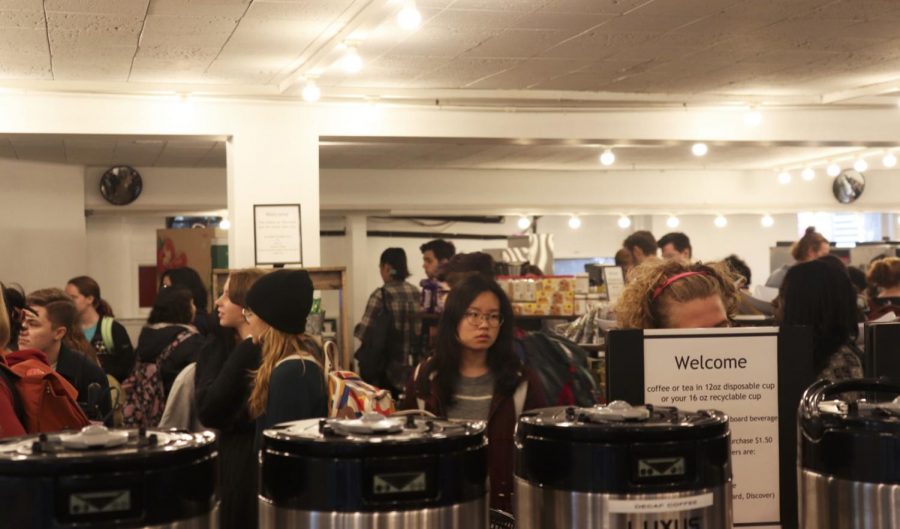 During DeCafé’s busiest hours, students wait in lines to check out.