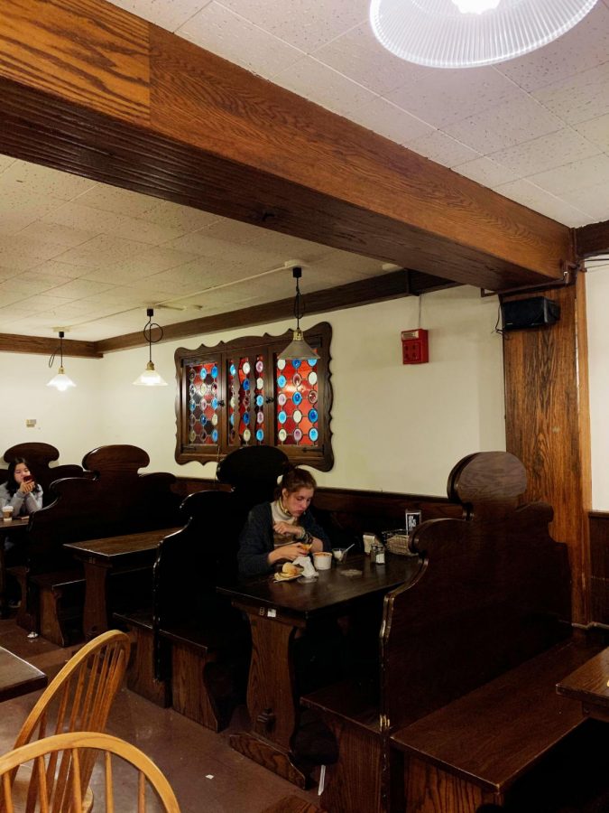 Students eat DeCafe meals in Rathskeller. Previously, Rathskeller was home to Oberlin’s Fourth Meal. Now, Fourth Meal is only available as premade to-go food purchased at DeCafe.