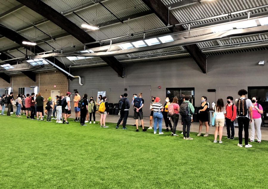 Students+participating+in+the+Sophomore+Opportunities+and+Academic+Resources+reorientation%0Aprogram+gather+for+an+ice+cream+social.