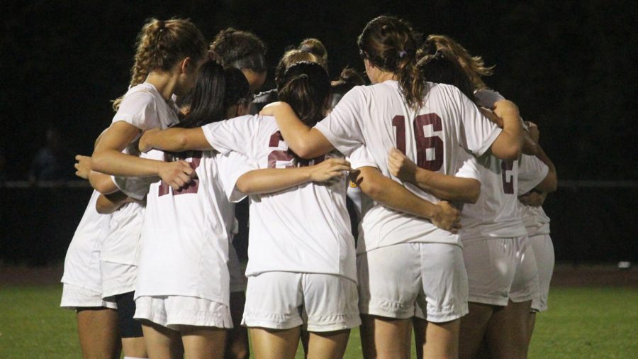 Oberlin+women%E2%80%99s+soccer+stands+in+a+team+huddle+on+Fred+Shults+Field+during+a+game+in+the+2021+season.