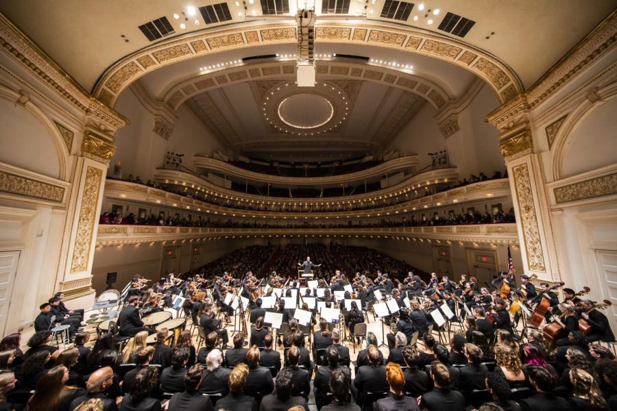 Director Raphael Jiménez conducts the Oberlin Orchestra and Choir at Carnegie Hall.