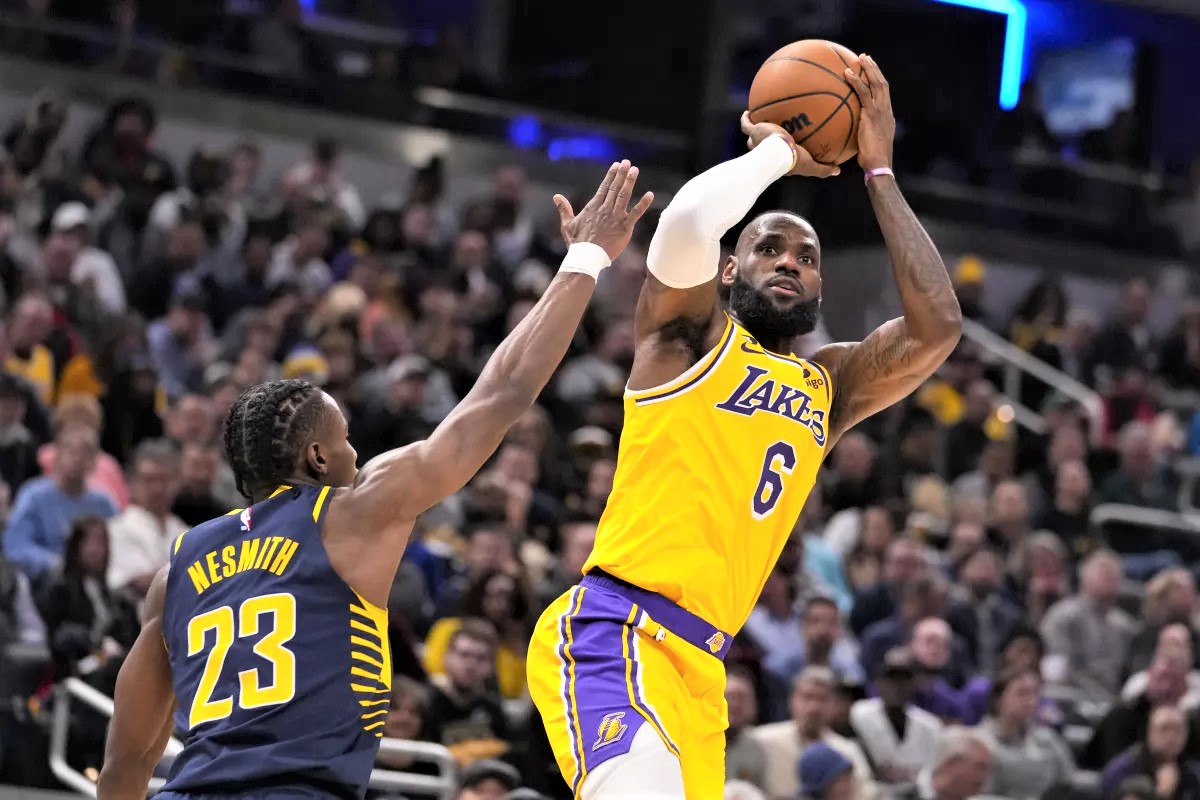 LeBron James Makes Entire Lakers Crowd Go Crazy After His Craziest
