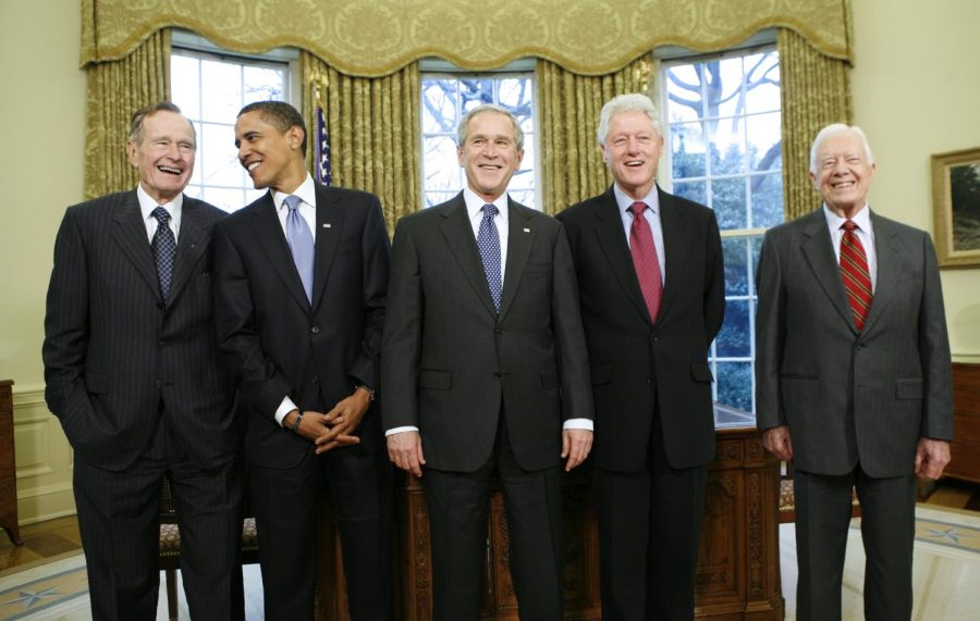 Five+of+the+living+former+presidents+convene+in+the+Oval+Office.