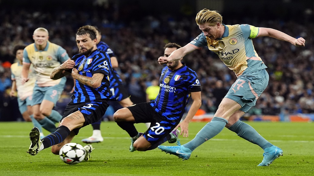 Manchester City's Kevin De Bruyne, right, shoots during the Champions League opening phase soccer match between Manchester City and Inter Milan in Manchester, England, Wednesday, Sept. 18, 2024.