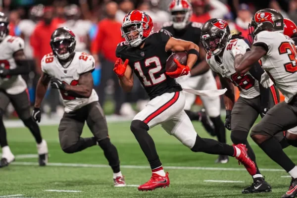 KhaDarel Hodge scores a gamewinning overtime touchdown against Tampa Bay.
